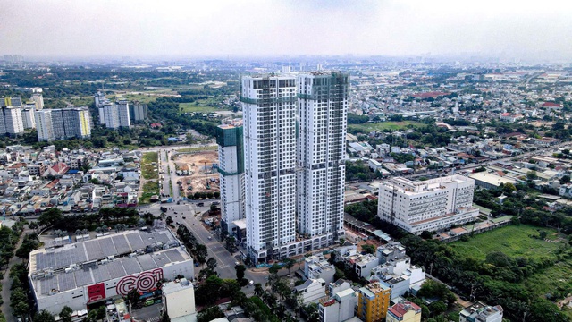 Green Skyline sở hữu vị tr&iacute; đắc địa đối diện đại si&ecirc;u thị v&agrave; gần Bệnh viện Quốc tế Ho&agrave;n Mỹ, trong khu vực d&acirc;n cư hiện hữu sầm uất